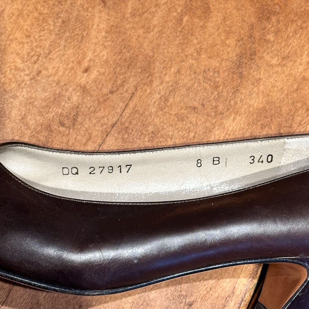 Salvatore Ferragamo Classic Low Heel Pumps - Sz 8 - Picture 5 of 6